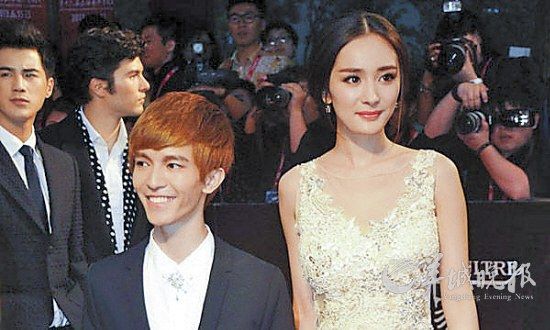 郭敬明与杨幂亮相上海电影节红毯