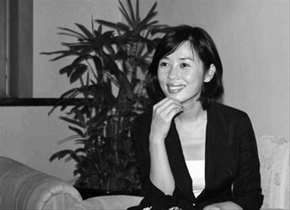 余男面带笑容接受专访。沪友 摄