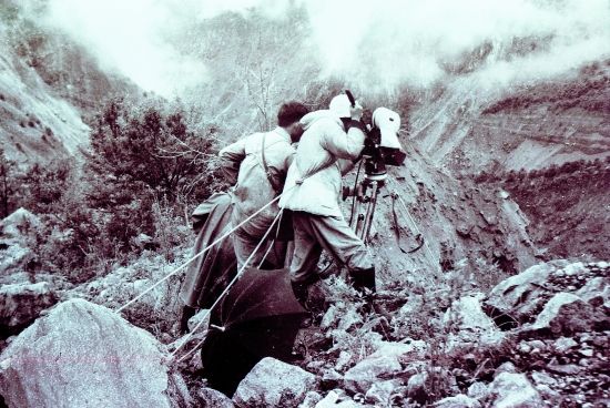 上图为上科厂老导演殷虹带领的摄制组1960年代拍摄科教片《泥石流》时的留影。