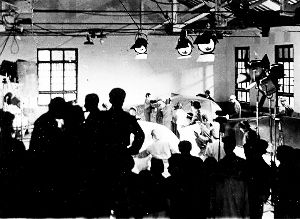 上科厂开创初期的室内搭景拍摄。