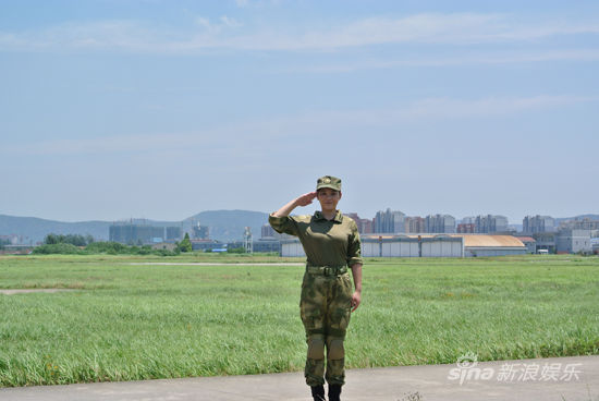 邓紫衣与其他女兵(中为邓紫衣) 邓紫衣着军装敬军礼 新浪娱乐讯 由