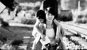 《守护童年》里颜丙燕剃了一头短发，饰演一位警官。