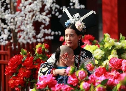 黄圣依将小阿哥拥入怀中母性十足