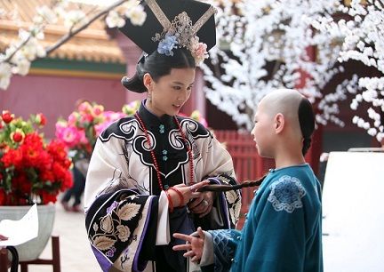 黄圣依与小演员在片场交流游戏经