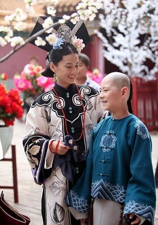 黄圣依与小演员在片场相谈甚欢
