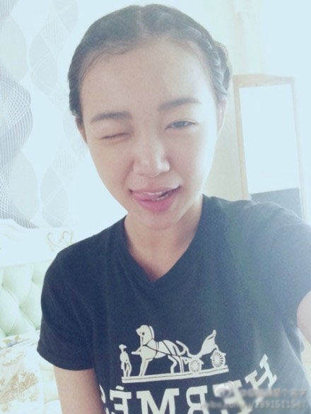 晒自拍吐舌卖萌