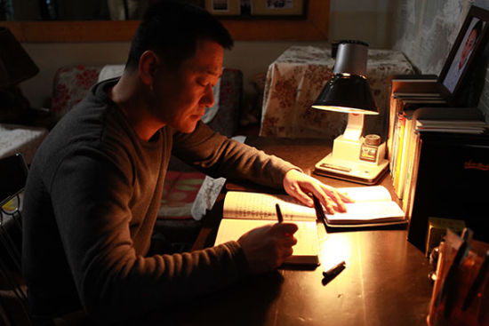 王景春挑灯写日记
