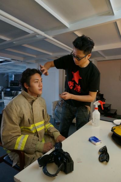 导演郭子健给陈伟霆化妆