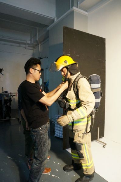 导演郭子健给陈伟霆穿消防服