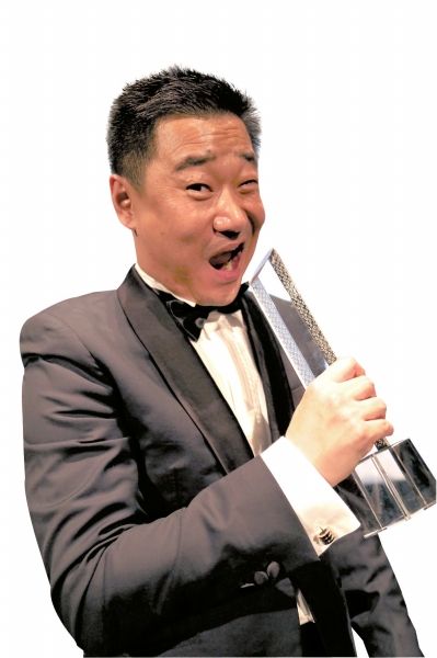 王景春咬最佳男演员奖杯