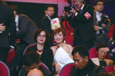 《警察日记》导演宁瀛(左)、女主演陈维涵亮相闭幕式