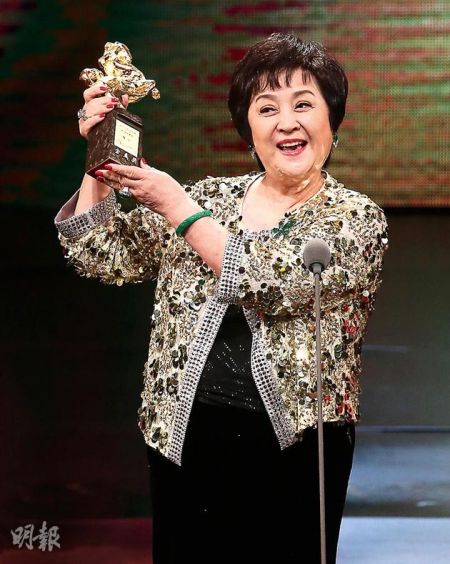 65岁甄珍穿高跟鞋致腰伤站不起