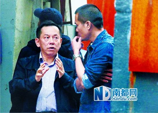 江志强在《风暴》片场与林家栋交谈。