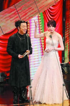 在金马奖颁奖典礼上，黄渤（左）调侃蔡康永“马骑人”。（资料图片）