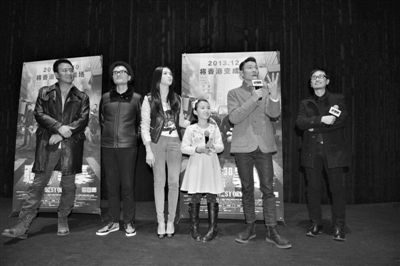 《风暴》主创胡军、林家栋、姚晨、陈沛妍、刘德华以及导演袁锦麟（左起）出席了本报的超级观影活动，华仔在现场让场面一直处于“风暴”之中。新京报记者 吴江 摄