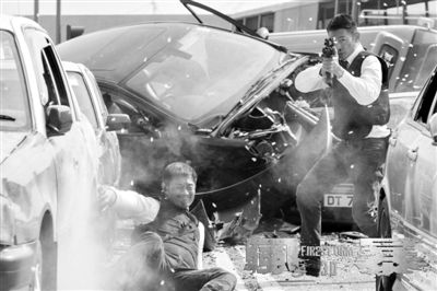 为了片尾这场中环大爆炸的戏份，剧组特别搭建了1:1的实景。