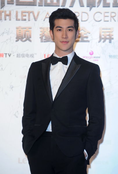 李治廷帅气亮相红地毯