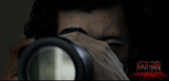 男主用望远镜看对面邻居