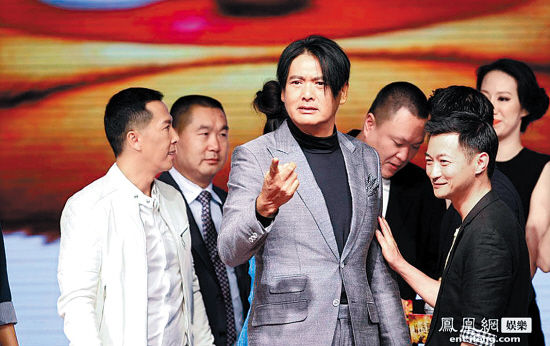 甄子丹(左),周润发与张全欣(右)在一起