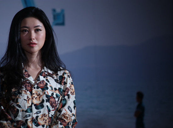 朱珠亮相《脱轨时代》发布会