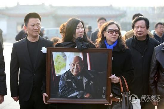 吴天明女儿捧父亲遗像