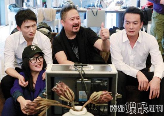 张元正给演员们讲戏。