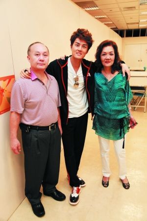 吴克群从小和妈妈相依为命，但2012年父亲出席他新专辑签唱会时，还是让他很激动。