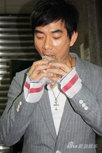 任贤齐大口品尝中部米糕