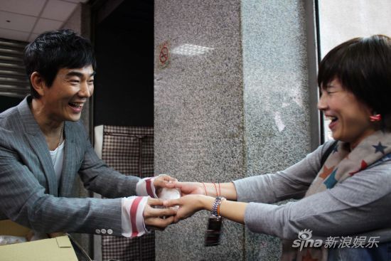 会后任贤齐亲自送发米糕给观众