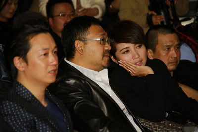 颜丙燕为"老公"姜武颁奖