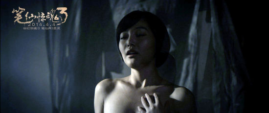 海蓝午夜半裸，引人猜想