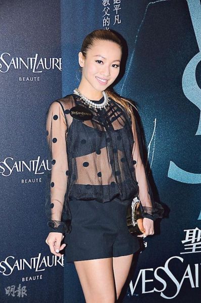 郑融穿透视上衣现黑色bra top