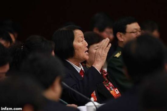 真实的申纪兰在人大上举手发言。（CFP/图）