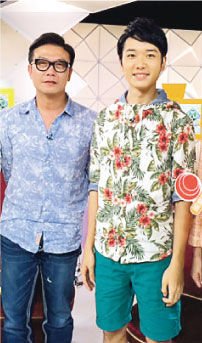 钱小豪（左）与蔡瀚亿（右）畅谈对颁奖礼的看法。