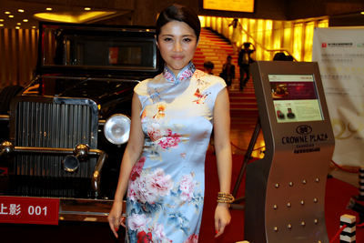 浏览原图 亚洲新人奖评委集体亮相 浏览原图 颜丙燕身着中式旗袍优雅