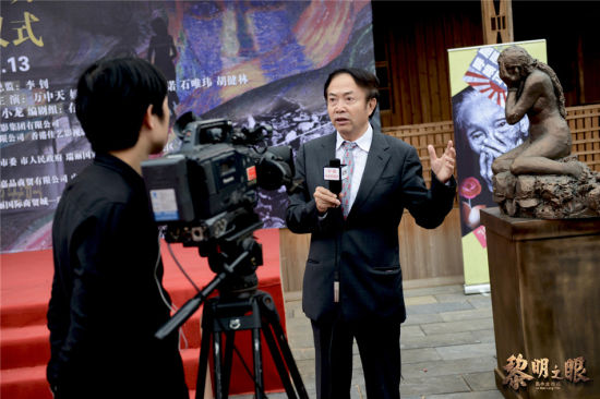 雕塑大师袁熙坤接受媒体采访