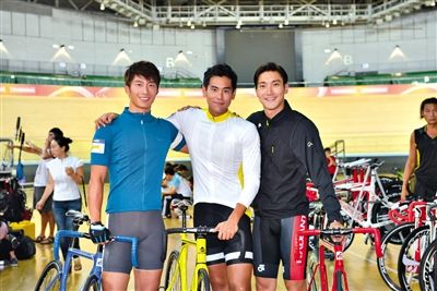 拍摄现场，三位主演窦骁、彭于晏、崔始源以戏中造型亮相（左起）。