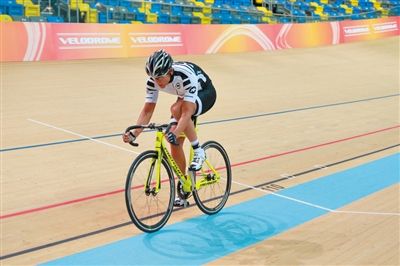 彭于晏现场秀车技。