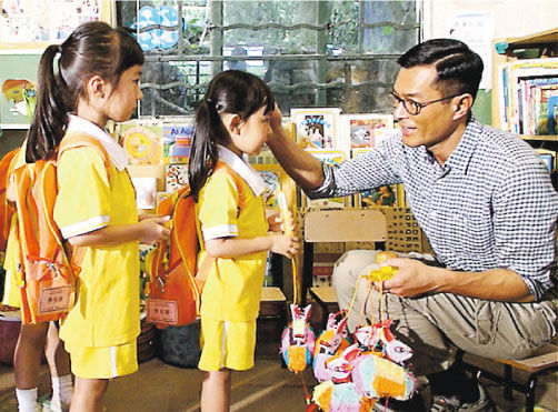 古天乐提前买了兔灯笼送给小朋友。