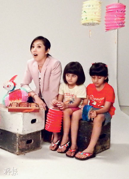 杨千嬅日前拍摄电影海报，买了月饼与灯笼跟小朋友预祝中秋节。