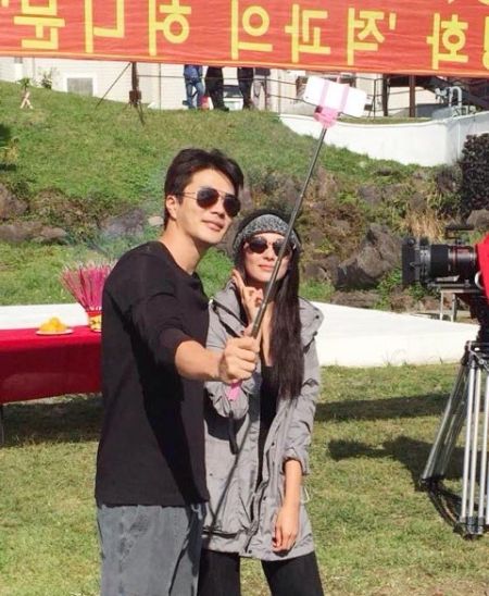 出动自拍神器找人合影,张雨绮近日受到老公王全安嫖妓被捕的困扰,但也