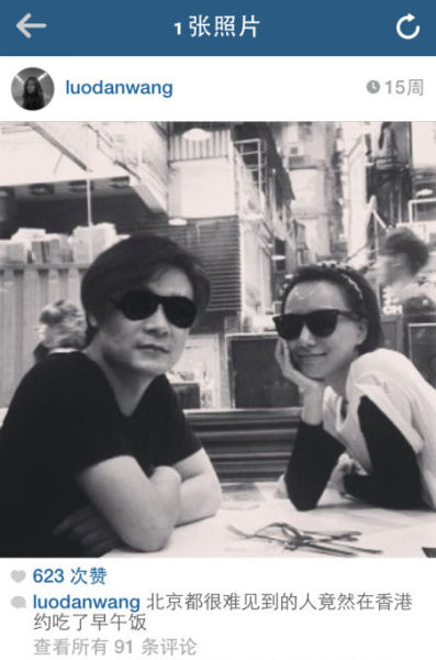 王珞丹8月在香港拍摄《破风》，曾在社交账号中晒出与张嘉佳的合影