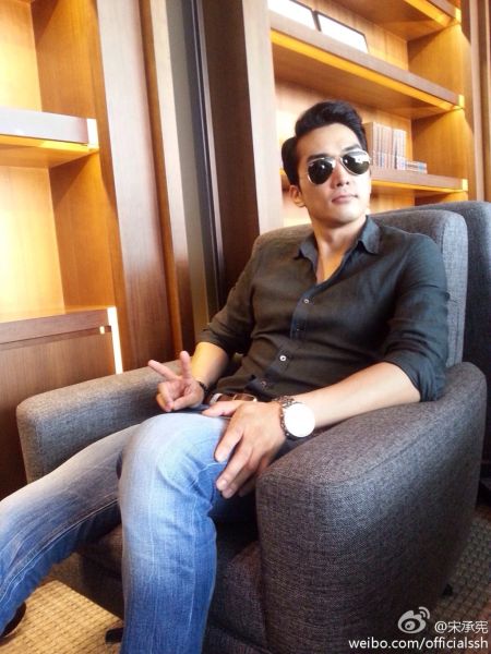 宋承宪微博晒自拍淘气比V