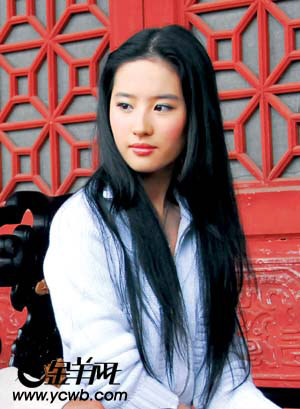 容貌甜美的刘亦菲在片中却亦正亦邪 魏辉 摄