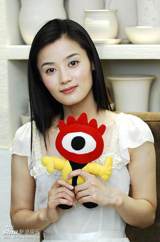 图文集结号上海宣传汤嬿和小浪亲密合影