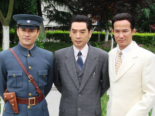 昨天,著名港星吕良伟在导演的称赞声中顺利拍完了电影《八月一日》