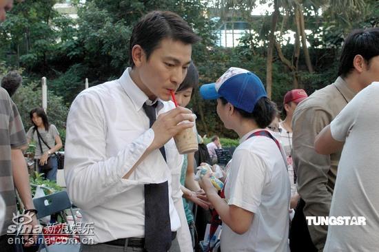 组图:刘德华为《兄弟》拍mv 高温取景大汗淋漓