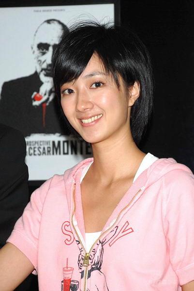 组图:桂纶镁代言影展 弹琴不认真曾被妈妈k