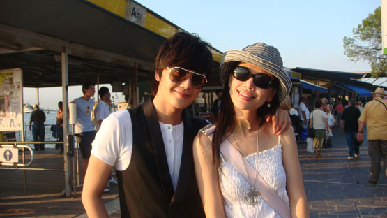 组图:孔维抵达威尼斯 对《太阳》充满信心