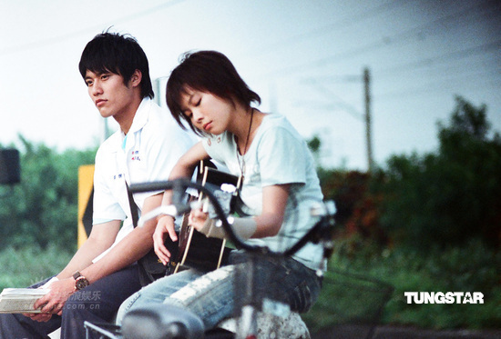 组图:张睿家拍电影 笑称跳臭河比拍全裸更难